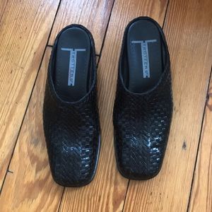 SIZE 6 LEATHER WOVEN SLIDES